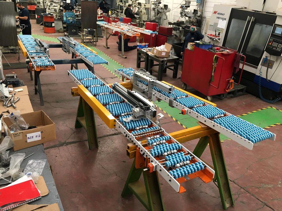 Transportadores de rodillos en ensamble en el taller de VICA