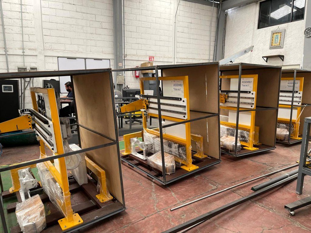 Equipos terminados en jaulas de embarque en el taller de VICA